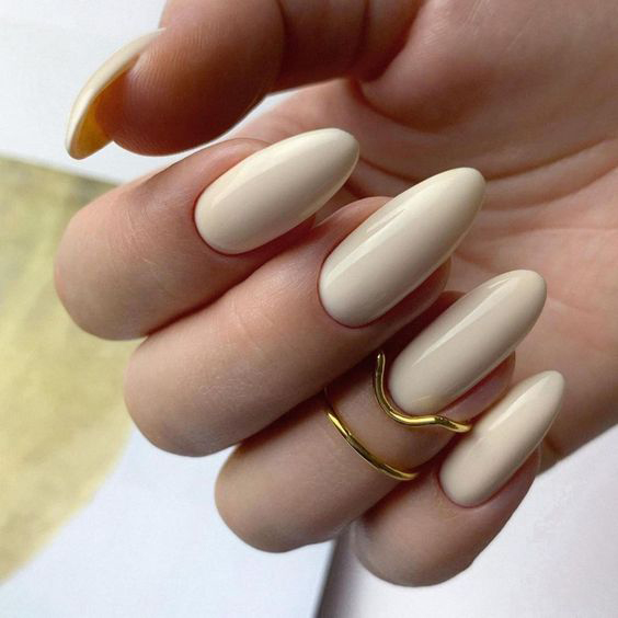 Mẫu nail trắng trong đơn giản, thuần khiết