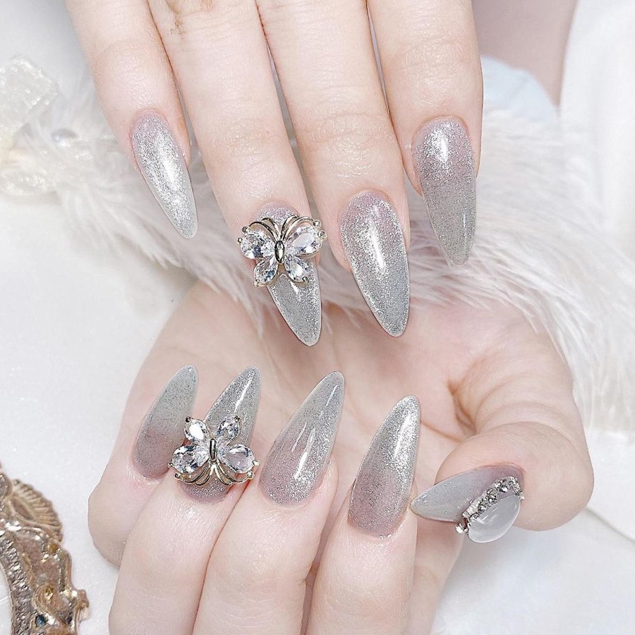 Mẫu nail vân đá chân thật được nhiều người lựa chọn cho ngày cưới