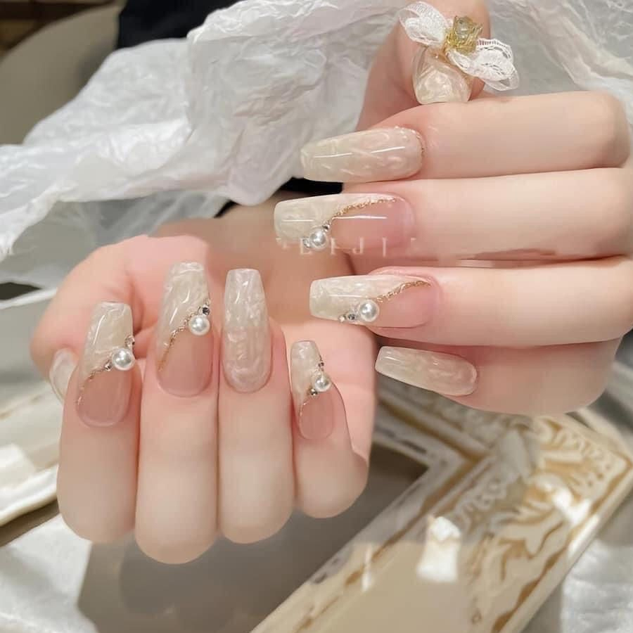 Mẫu nail màu trắng có ánh vàng sang chảnh