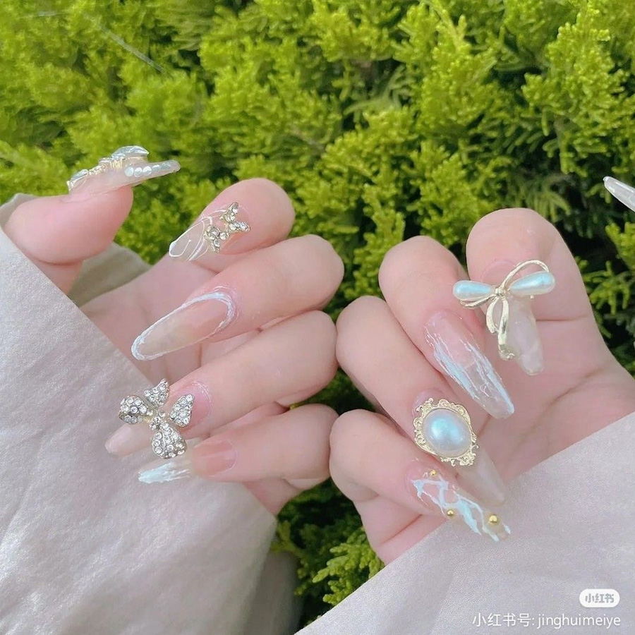 Mẫu nail màu trắng kết hợp với đá và sắc hồng nude nhẹ nhàng