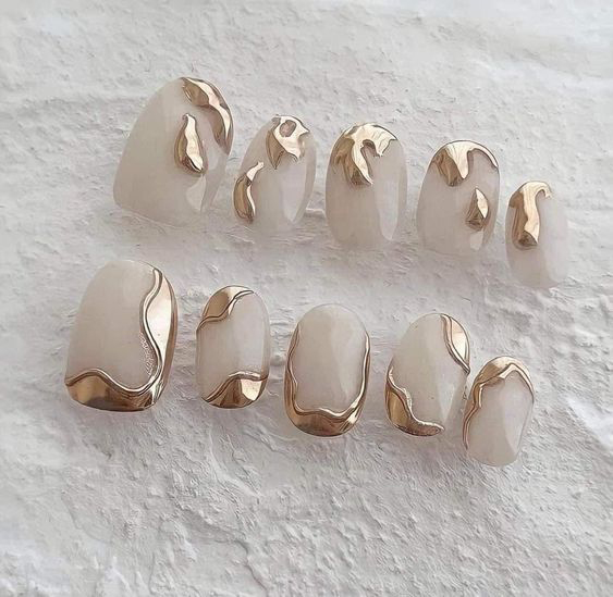 Mẫu nail trắng nhưng không bị nhàm chán với charm và đính đá nhỏ