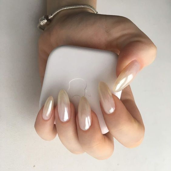 Mẫu nail xen kẽ giữa 3 ngón trắng và 2 ngón hồng nhạt được nhiều cô dâu lựa chọn
