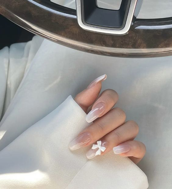 Mẫu nail cô dâu đơn giản nhưng sáng tạo từ màu hồng nhạt và màu trắng