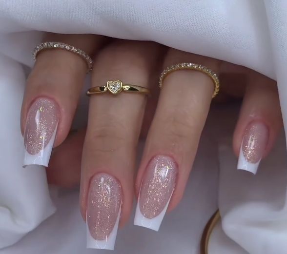 Mẫu nail cô dâu chụp ảnh cưới French tinh tế 3