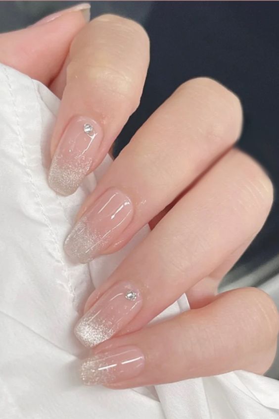Mẫu nail cô dâu chụp ảnh cưới French tinh tế 2