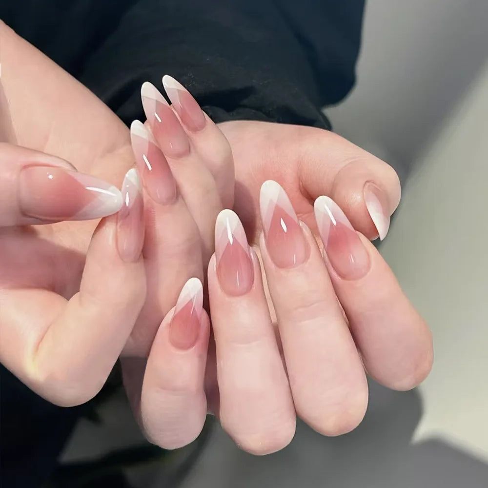 Mẫu nail cô dâu chụp ảnh cưới French tinh tế 1