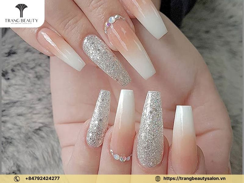 Nail dài màu trắng sữa sang chảnh