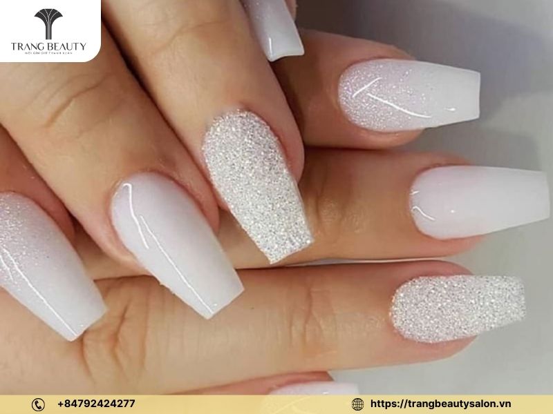 Nail dài màu trắng sữa sang chảnh