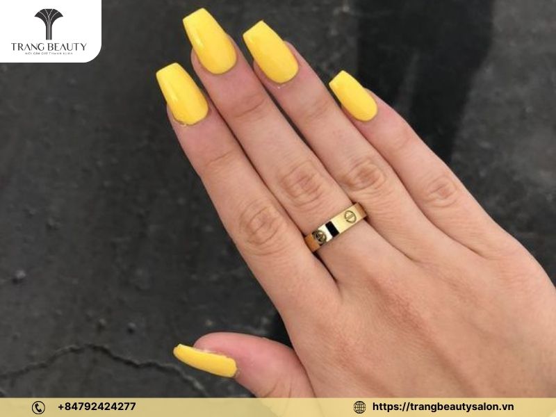 Kiểu móng dài vuông vàng tươi năng động