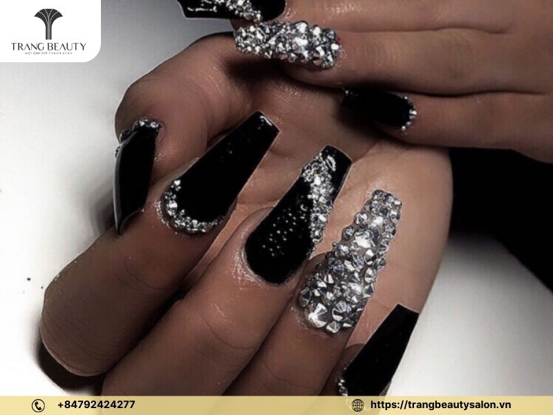 Mẫu nail móng vuông dài đen huyền bí