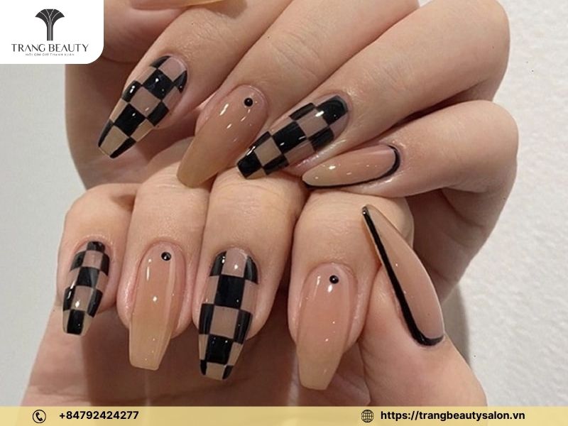 Mẫu nail móng vuông dài họa tiết sọc 