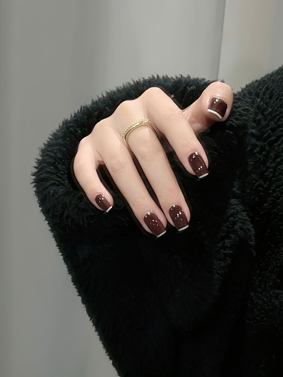 Nail màu nâu thạch đơn giản tinh tế với kỹ thuật french đầu móng