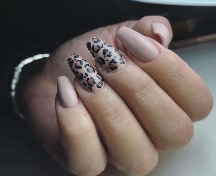 da đen sơn móng tay màu gì