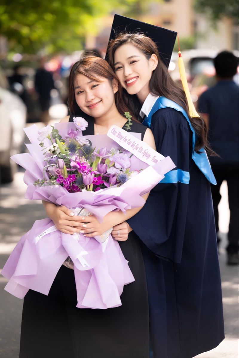 Cùng con lưu lại kỷ niệm đẹp ngày trưởng thành