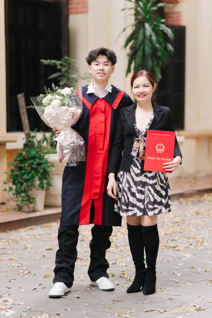 Bố mẹ chụp ảnh kỷ yếu cùng con