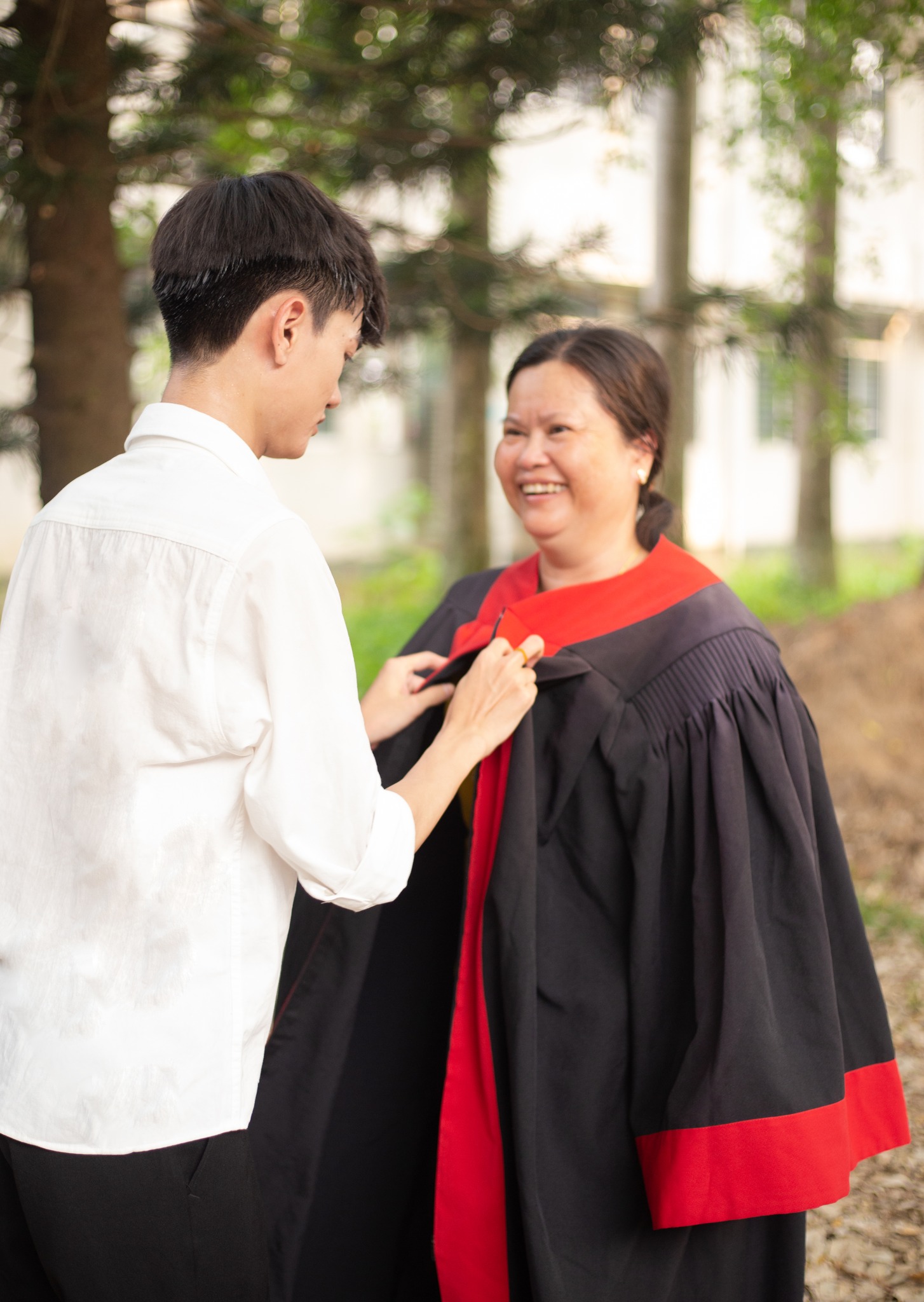 chụp ảnh kỷ yếu với con trai