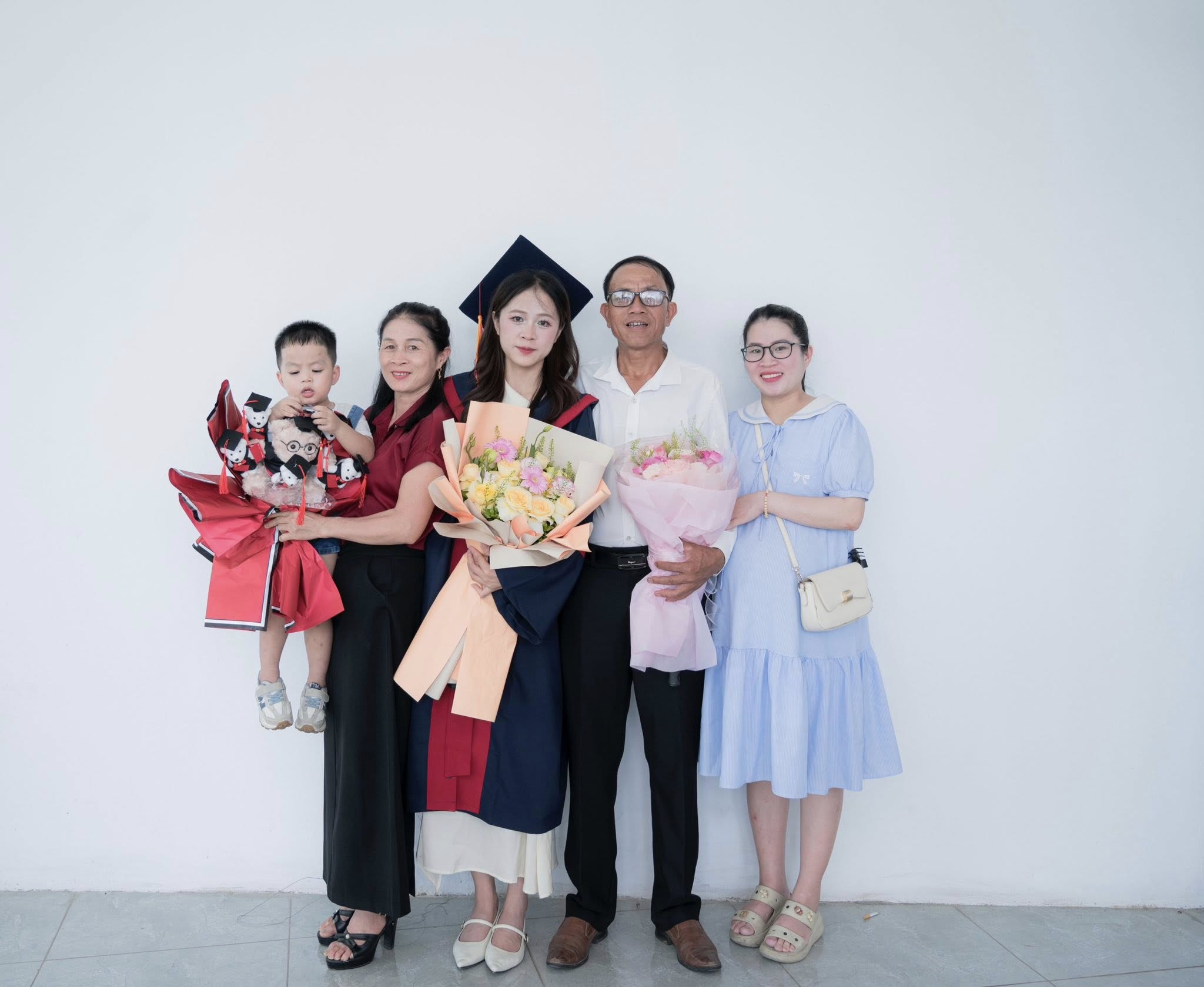 bố mẹ chụp ảnh tốt nghiệp cùng con gái mặc gì