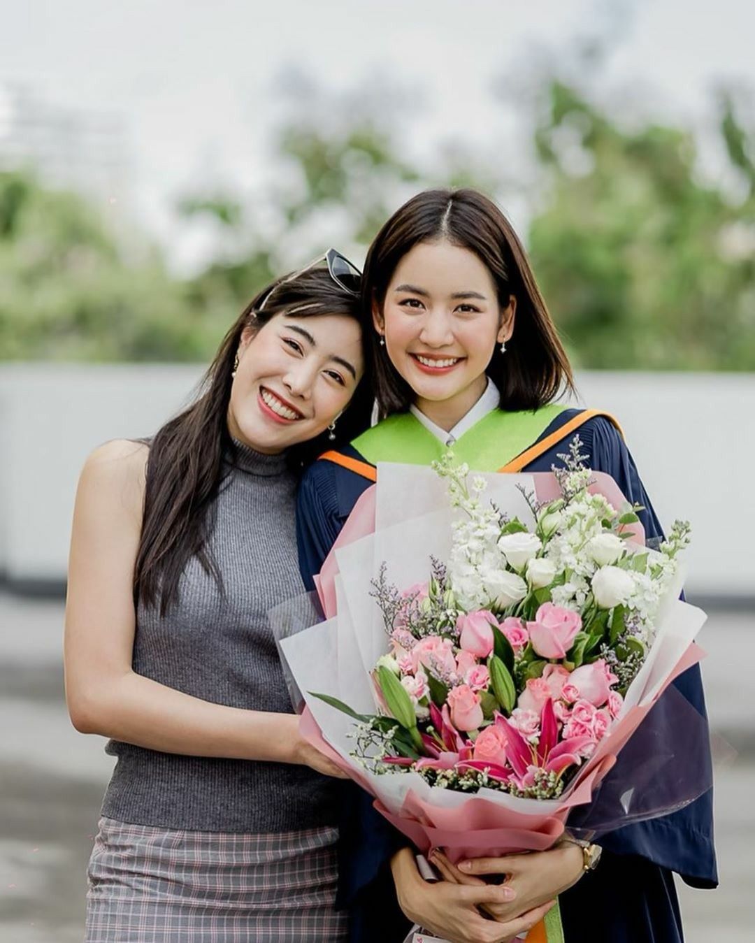 Khoảnh khắc gia đình trong ngày kỷ yếu thật đáng nhớ