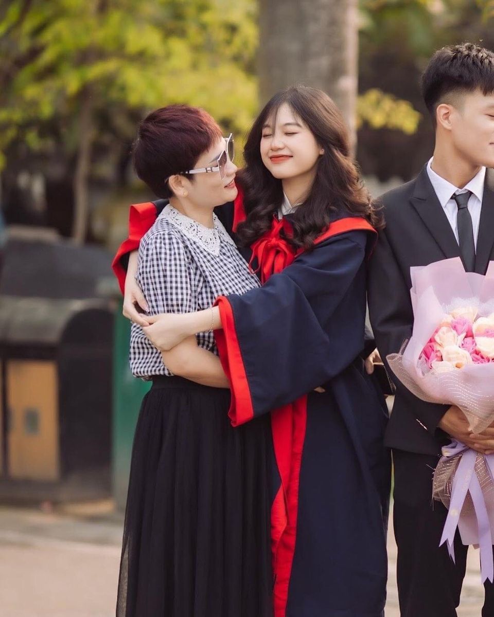 Mẹ mặc gì chụp kỷ yếu cùng con