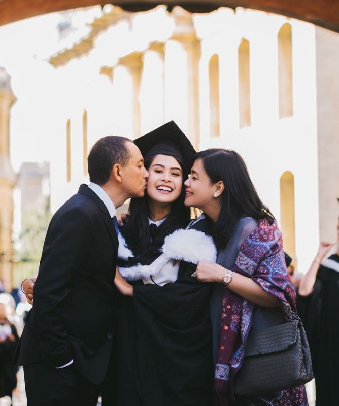 Ý tưởng tạo dáng ba mẹ chụp ảnh kỷ yếu cùng con gái, con trai đẹp