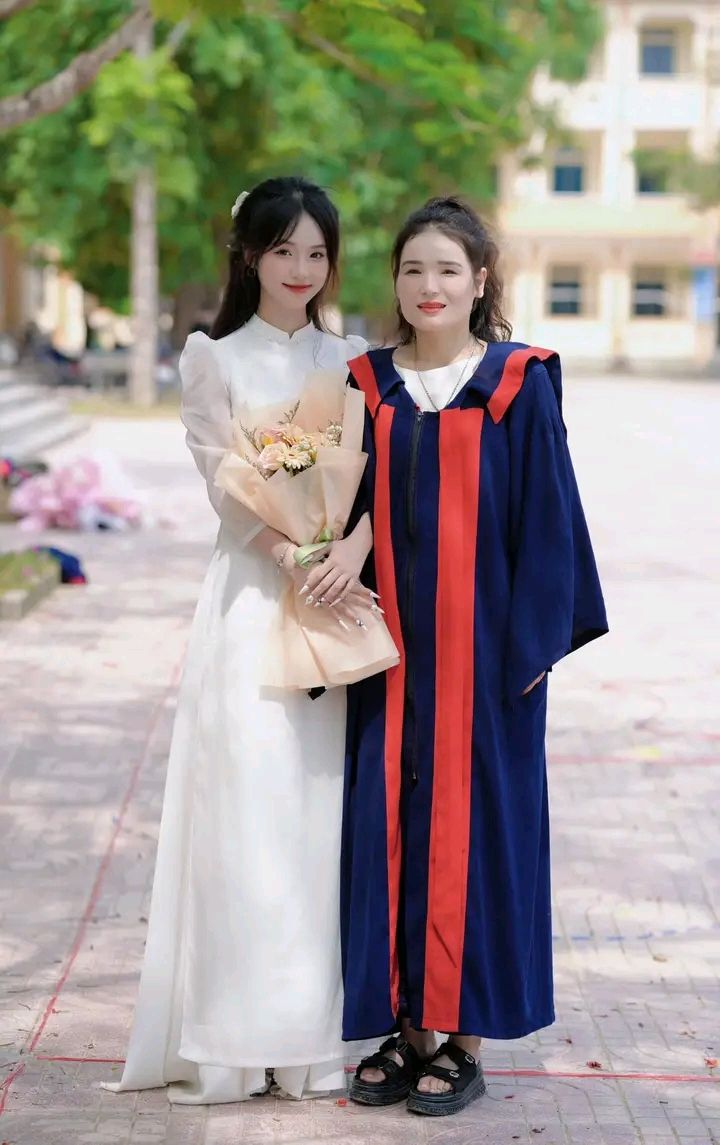 Ngày con trưởng thành, ba mẹ lặng lẽ tự hào