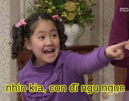 Meme mặt khinh bỉ gắn liền với hình ảnh cười nửa miệng cực kỳ thú vị