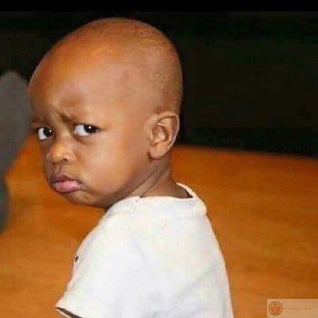 Hình ảnh cười nhếch mép khinh bỉ