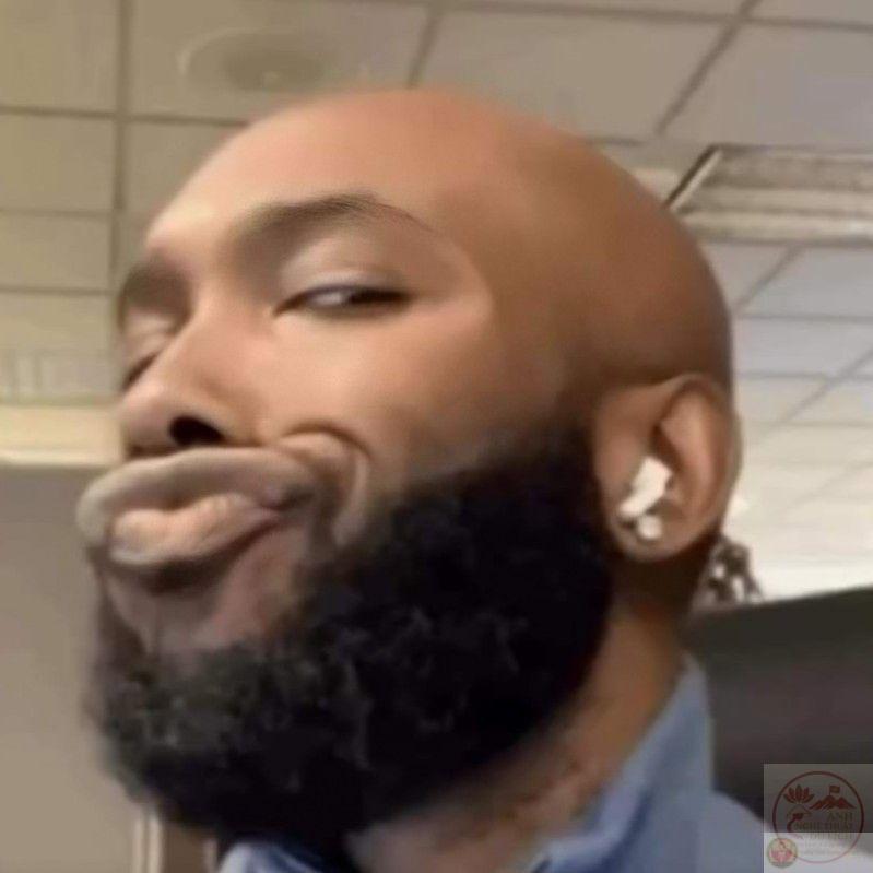 Biểu cảm chu mỏ đem lại không khí hài hước khiến ai cũng bật cười