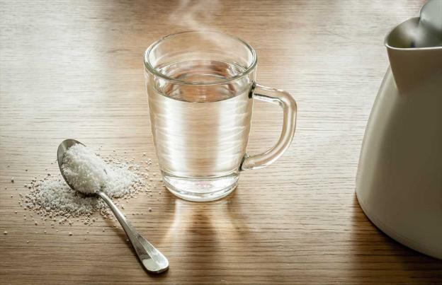 rửa dao dính nhựa mít bằng giấm trắng