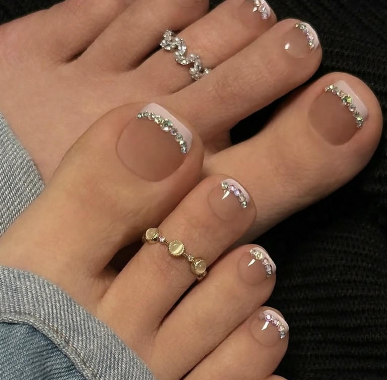 mẫu nail chân màu nâu đính đá