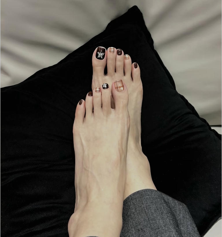 mẫu nail chân màu nâu hiện đại