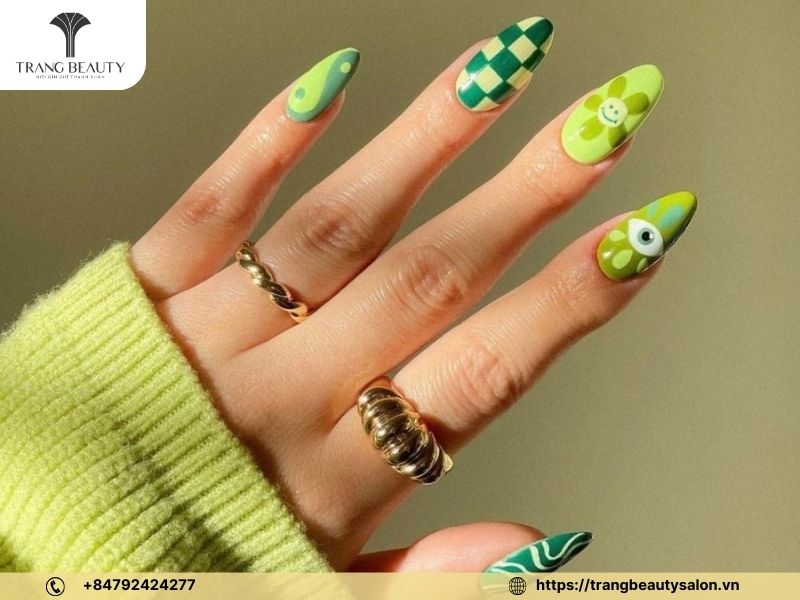 Móng màu xanh bơ sơn xen kẽ