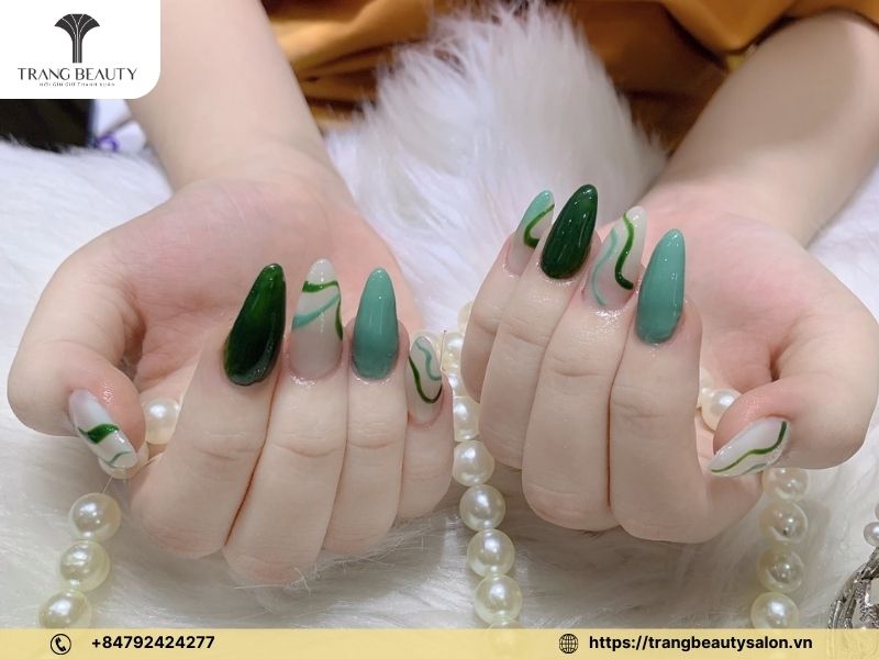 Móng màu xanh bơ sơn xen kẽ