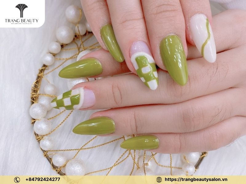 Móng màu xanh bơ sơn xen kẽ