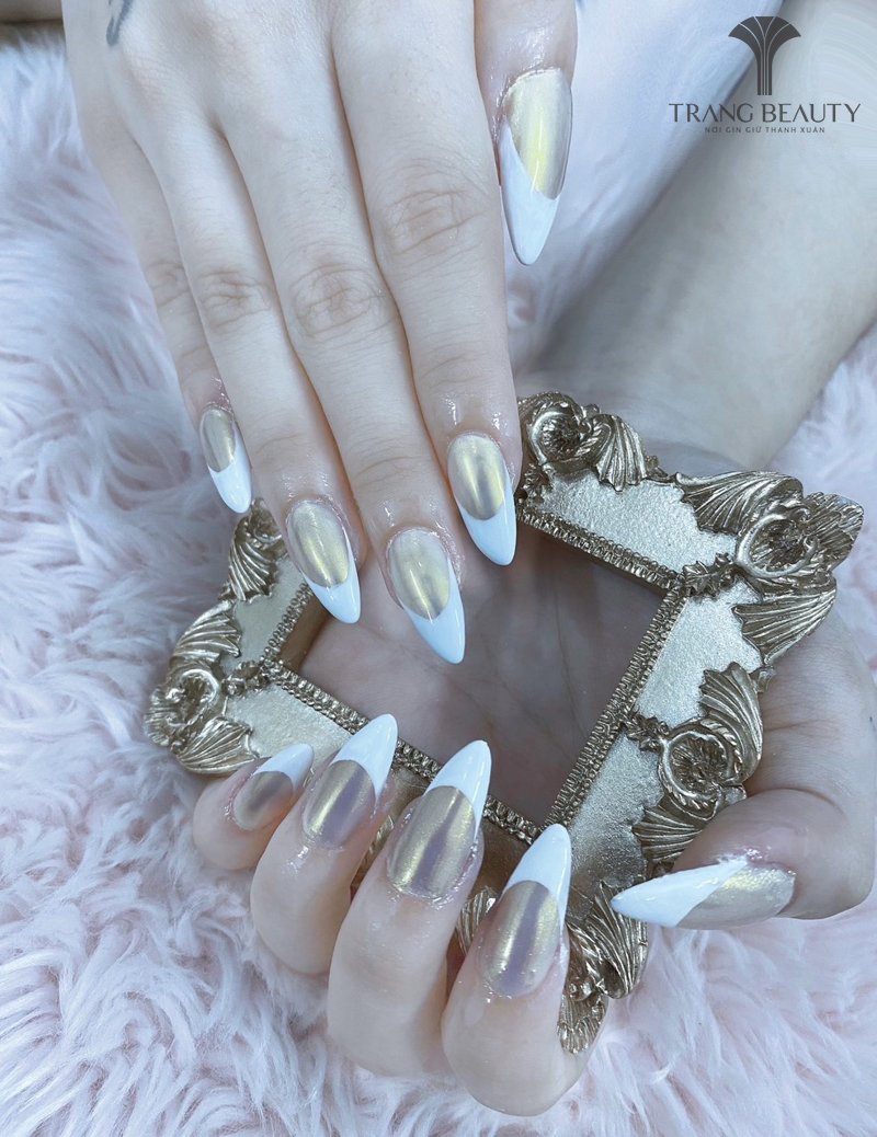 Mẫu nail màu trắng phối vàng