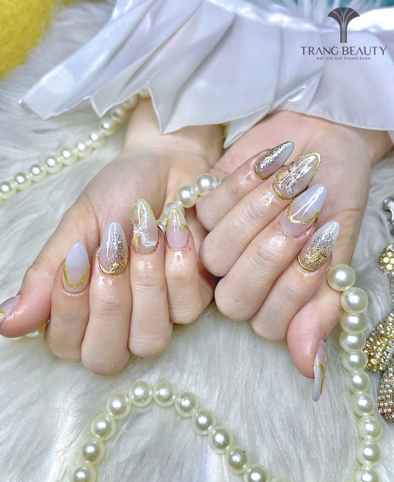 Mẫu nail màu trắng phối vàng ấn tượng