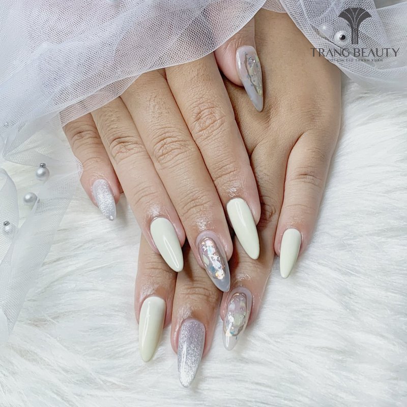 Mẫu nail cô dâu màu trắng đơn giản phù hợp mọi trang phục