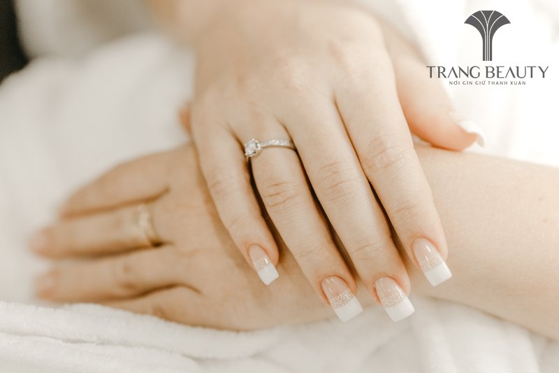 Nail cô dâu màu trắng phối hoa ren