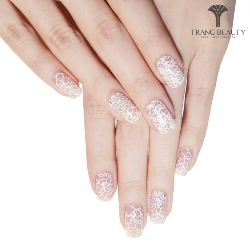 Nail cô dâu màu trắng phối hoa ren độc đáo, mới lạ