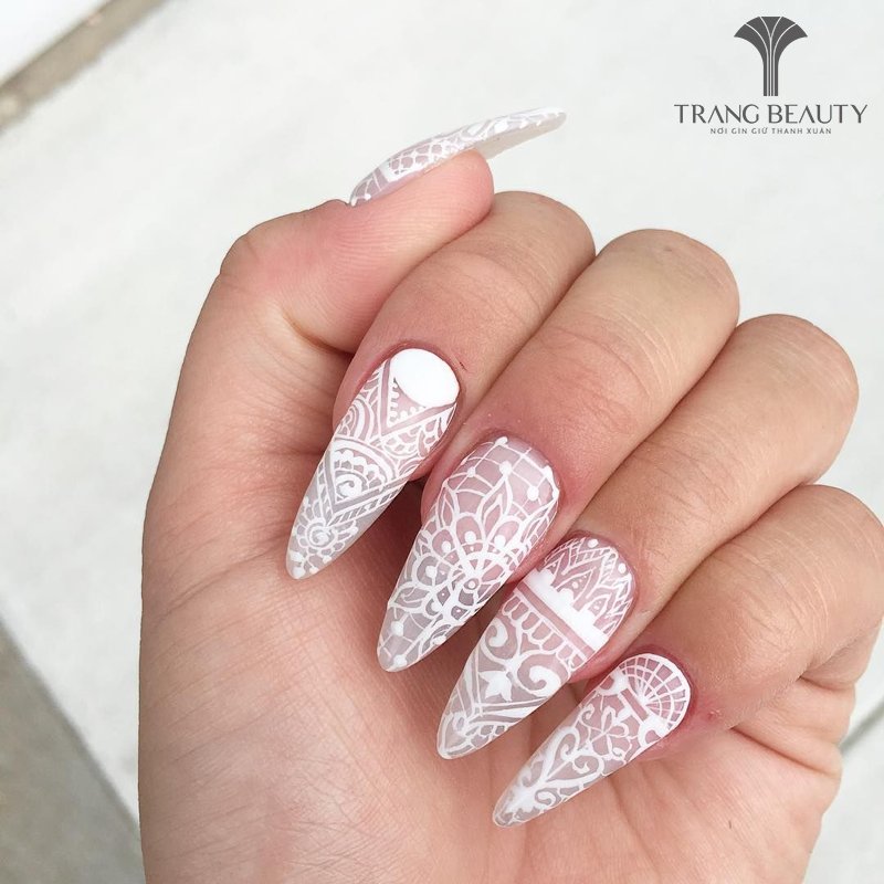 Nail cô dâu màu trắng phối hoa ren tạo điểm nhấn đặc biệt