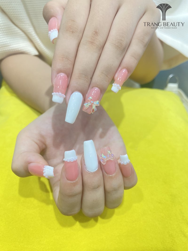 Mẫu nail trắng cô dâu phối hồng đơn giản