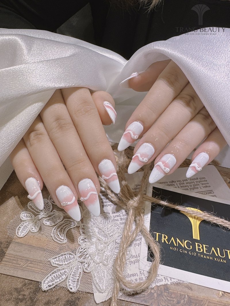 Nail trắng phối hồng nhẹ nhàng, nữ tính