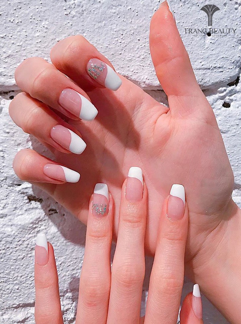 Nail trắng phối hồng phù hợp với mọi trang phục và phụ kiện
