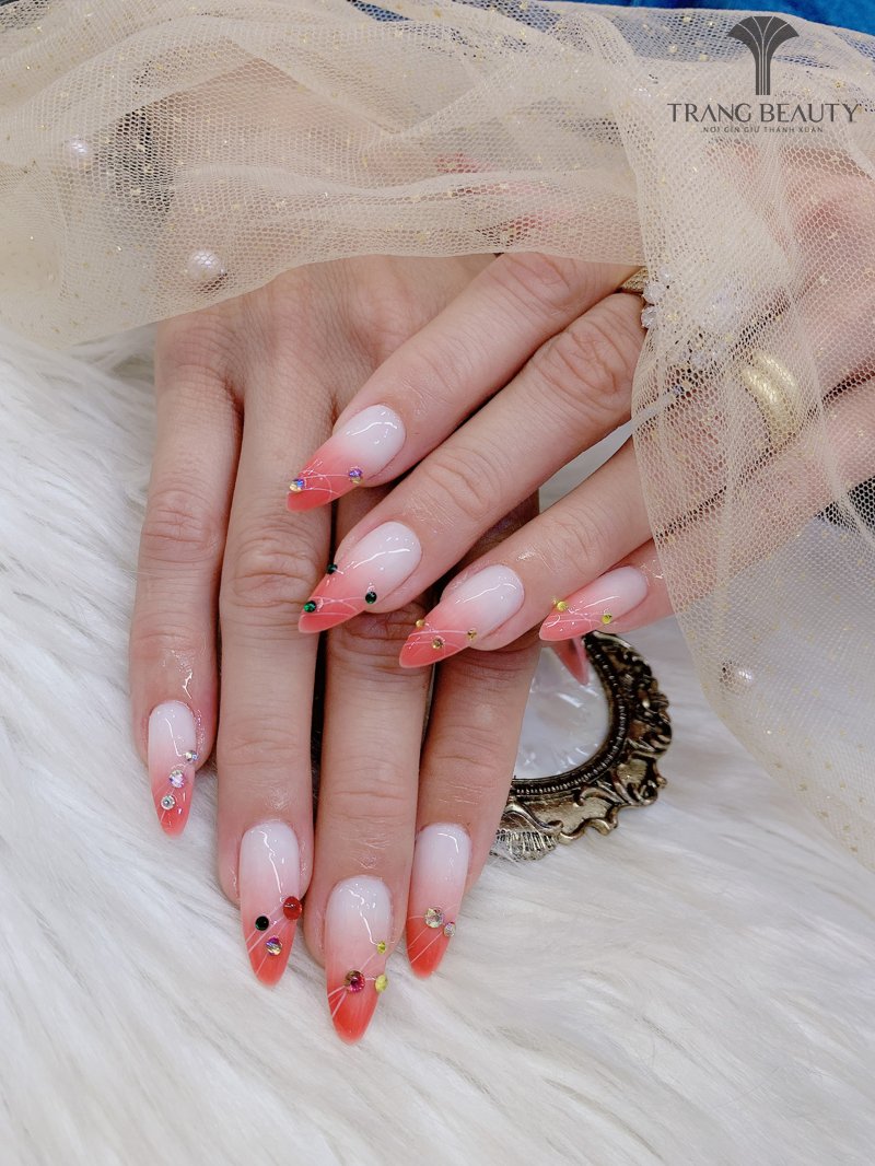 Mẫu nail ombre đỏ cam kết hợp cùng màu trắng khá lạ mắt