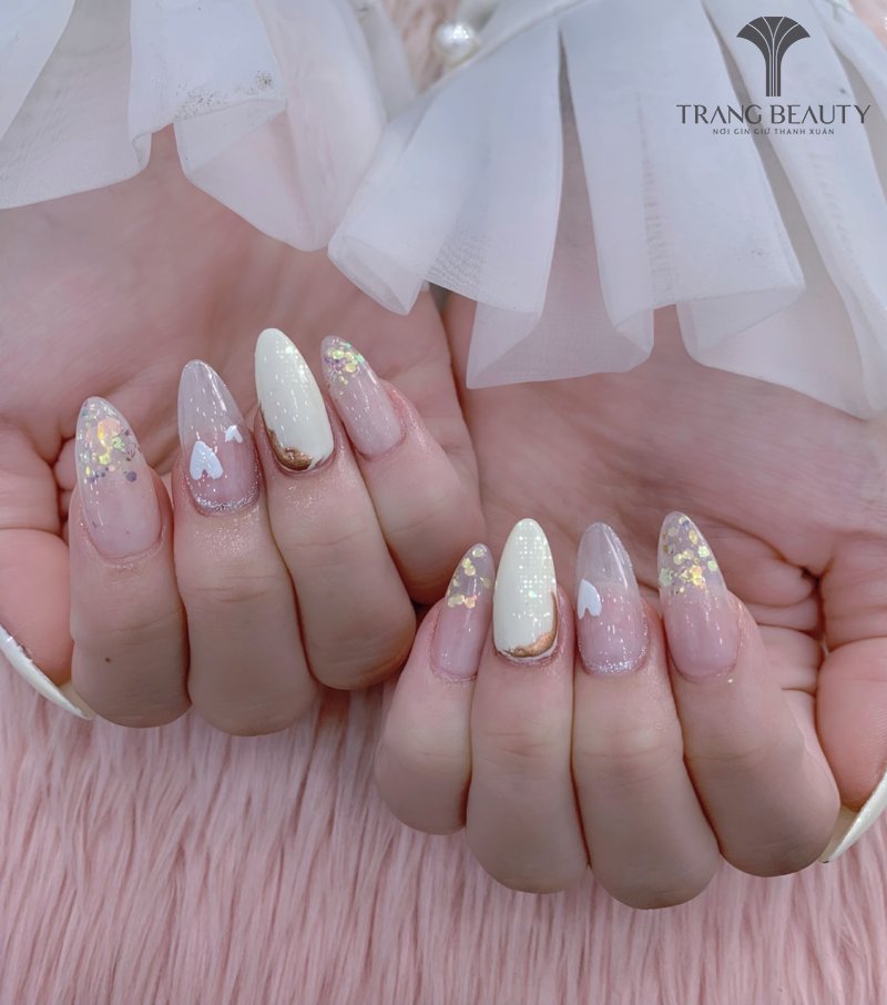 Mảnh hoa khô giúp bộ nail trắng thêm phần nổi bật