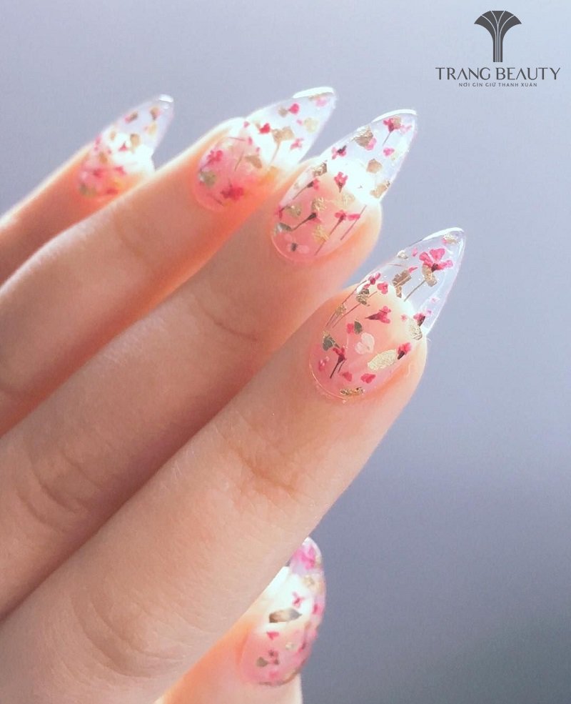 Họa tiết hoa khô luôn khiến các nàng dâu mê mẩn