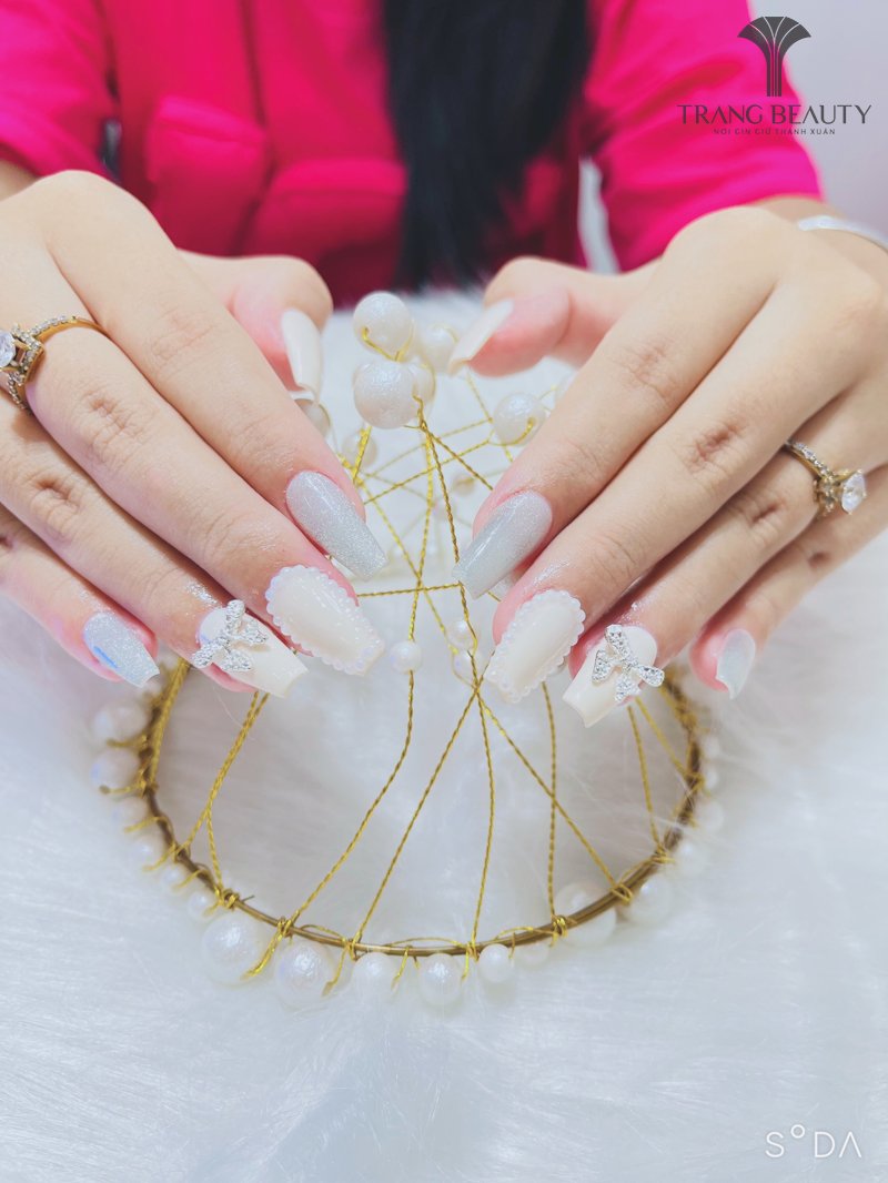 Phụ kiện charm bướm giúp bộ nail thêm phần duyên dáng