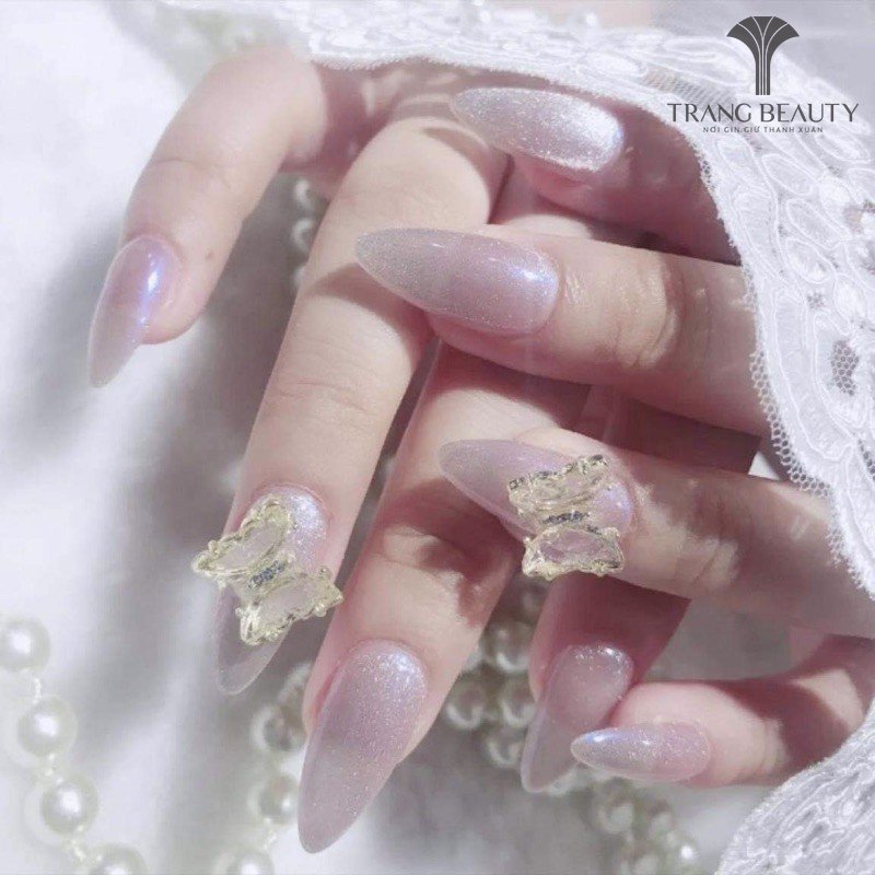 Móng tay trắng cô dâu decor mắt mèo đính charm bướm sang trọng