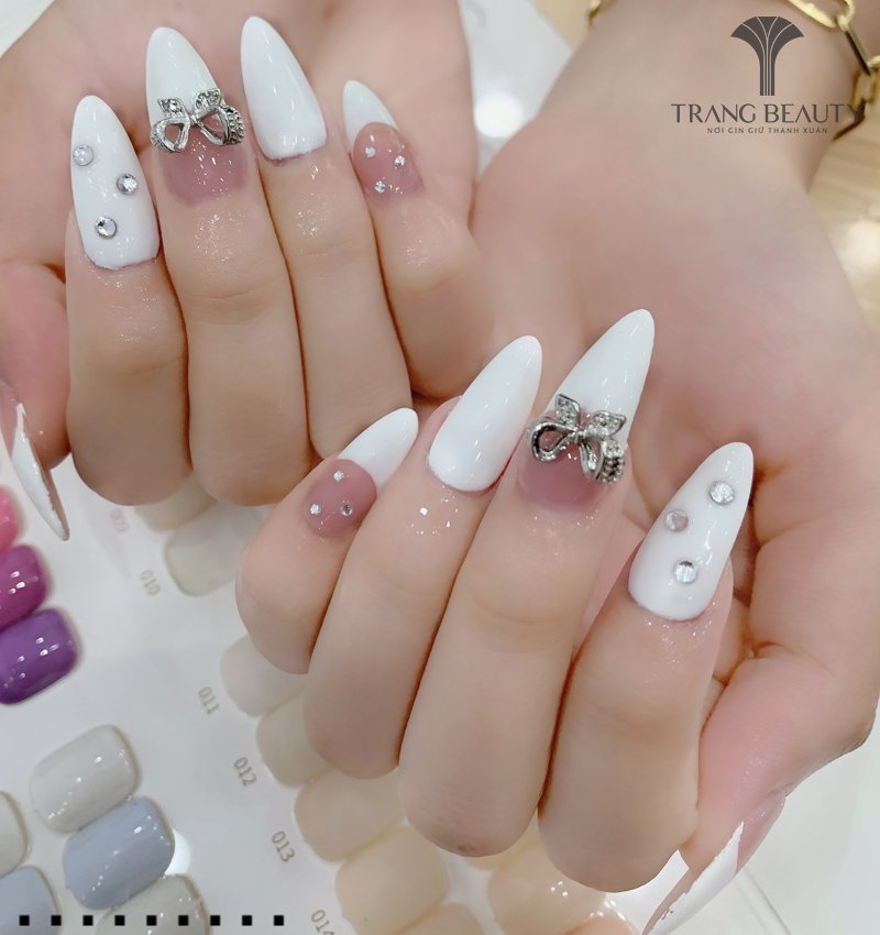 Charm bướm giúp bộ nail trắng có thêm điểm nhấn đặc biệt