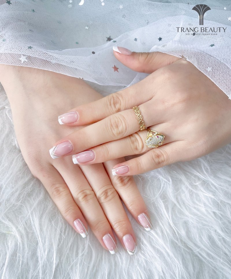 Mẫu nail cô dâu màu trắng sơn French đầu móng dịu dàng